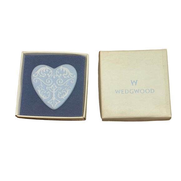 Wedgewood Blue Jasperware Heart Pin Brooch 1.5” diameter - Picture 1 of 5